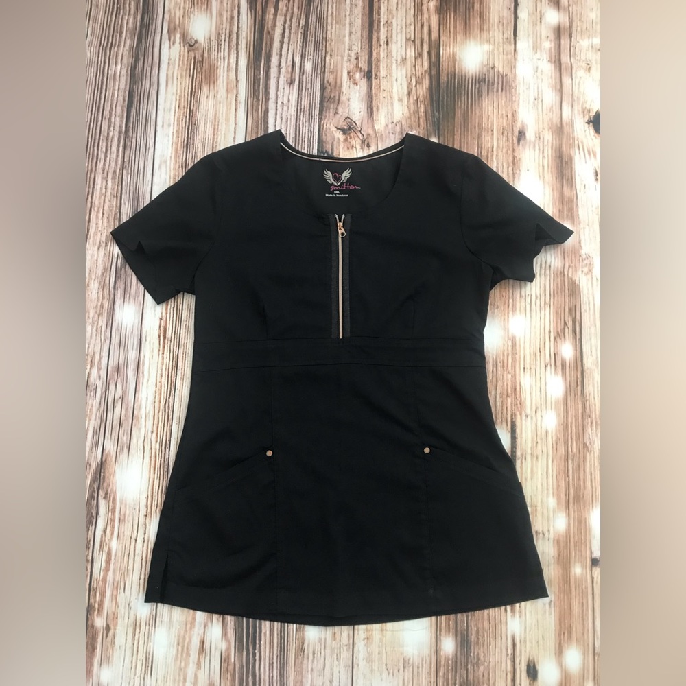SMITTEN SCRUB TOP